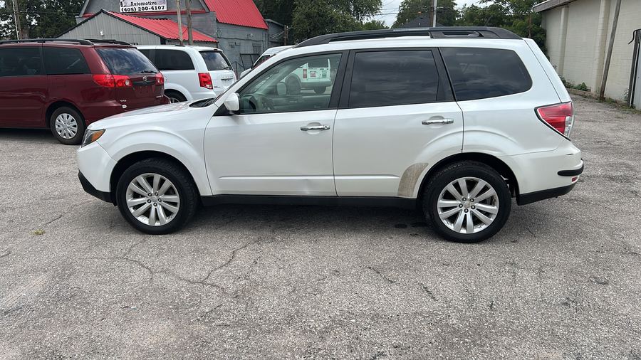 2013 Subaru Forester Premium photo 2