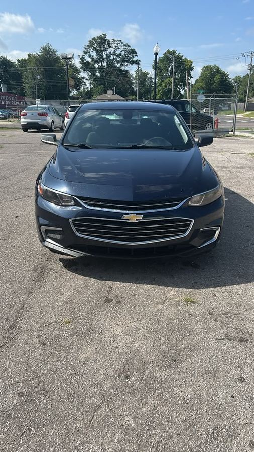 2017 Chevrolet Malibu photo 2