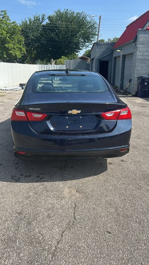 2017 Chevrolet Malibu photo 3