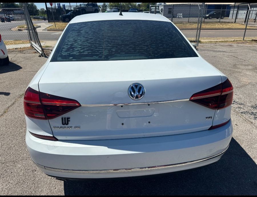 2018 Volkswagen Passat SE photo 3